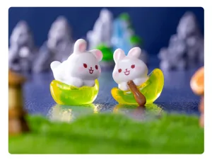 Figurines miniatures de lapins blancs sur bateaux lune, parfaites pour micro-paysage et déco de bureau.