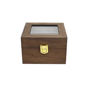 Boîte à montre en bois vintage avec couvercle en verre transparent et fermoir doré, vue.