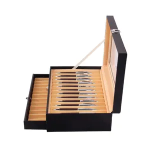 Scatola espositore per penne in ecopelle nera a 24 scomparti con finestra e cassetto.