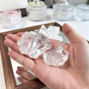 Primer plano de piedras de cristal de roca en bruto, ideales para aromaterapia y decoración.
