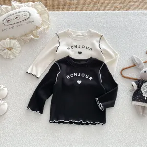T-shirt a costine a manica lunga per neonati, bordo arricciato e stampa elegante.