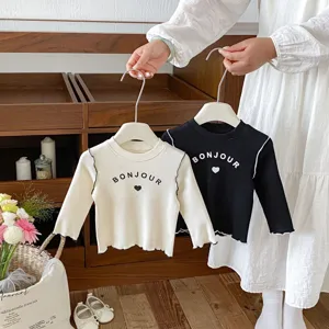 Dettaglio t-shirt a costine manica lunga neonato, volant carino, stampa lettere, uso quotidiano.