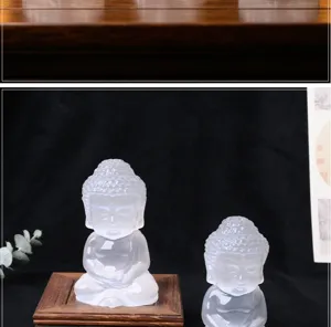 Ornement de bouddha bébé en cristal sélénite sculpté pour la décoration intérieure.