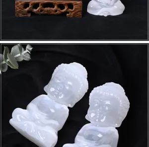 Figurine sculptée de bébé Bouddha en sélénite, artisanat poli en pierre de cristal détail.