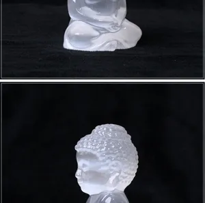 Sélénite bébé Bouddha sculpté ornement en cristal vue détail, cadeau de décoration.