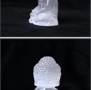Détail de figurine bébé Bouddha en cristal de sélénite sculpté, décor en pierre translucide.