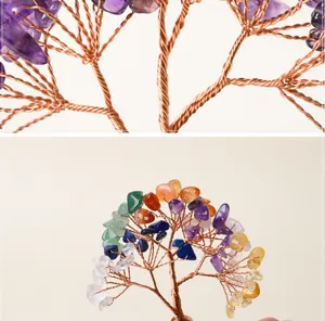 Arbre à argent en fil de cristal naturel fait à main, vue de détail pour déco bureau.