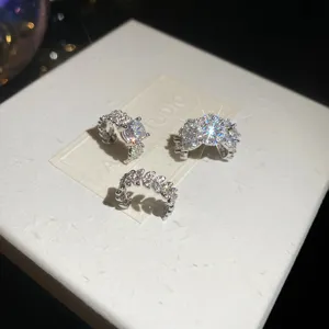 Detailaufnahme von drei stilvollen Zirkon Ohrklemmen, Ohrschmuck ohrclip Set für Damen.