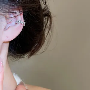 Glänzende Zirkonia Ohrklemme für Damen, minimalistischer Ohrclip ohne Ohrloch Piercing.