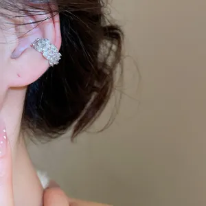Glänzende Zirkonia Ohrklemme ohne Ohrloch, minimalistisches Design, elegante Damen Schmuck.