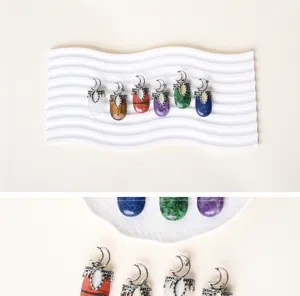 Detailweergave van natuurstenen hangerdetails, met zilveren legering maanmontage voor doe-het-zelfs.