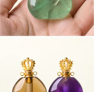 Gros plan detail du pendentif flacon de parfum en cristal naturel avec bouchon dore.