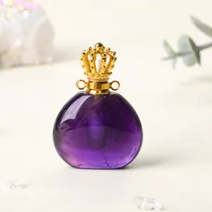 Pendentif flacon de parfum en cristal améthyste naturelle, bouchon couronne dorée, vue principale.