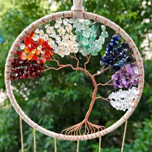 Natuurlijke kristallen levensboom dromenvanger hangende ornament met kleurrijke edelstenen.
