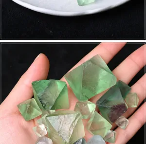 Campione minerale di cristallo ottaedro di fluorite verde naturale vista dettaglio pietra.