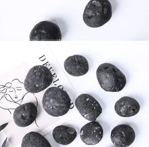 Natürliche schwarze Meteorit-Steine und vulkanische Mineralien für Kristallheilung und Deko.