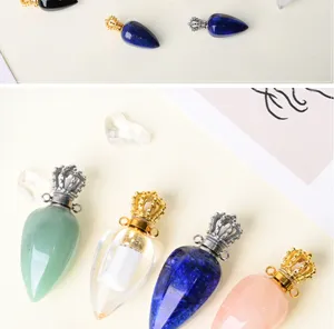 Nahaufnahme von tropfenförmigen Kristallflaschen-Anhängern mit Kronenkappen für DIY-Schmuck.