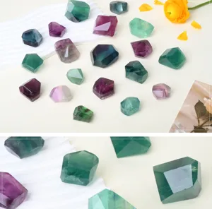 Piedra de cristal de fluorita natural geométrica facetada para decoración de casa.