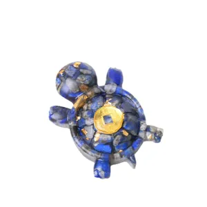 Ornement de tortue en cristal de résine artisanale avec pierres naturelles et décor de pièces.