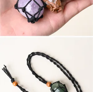 Ciondolo in pietra burattata di cristallo naturale con collana in rete intrecciata.