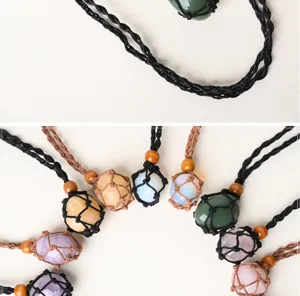 Collana con ciondolo in pietra grezza di cristallo fatta a mano con rete regolabile.
