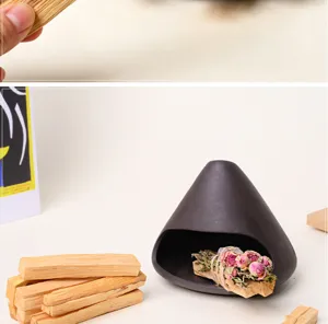 Keramik Räuchergefäß im Mid-Century Stil mit Palo Santo Holz und getrockneten Blumen.