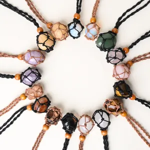 Collana con pietra dura di cristallo naturale con tasca a rete tessuta a mano e corda.