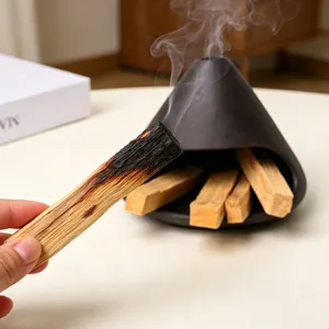 Keramischer Kamin Raeuchergefaess mit heiligem Holz Set fuer Duft und Heimdekoration.