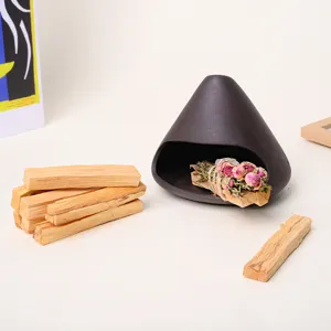 Antikes Keramik Kamin Rauchfankegel Inhalator Set mit heiligem Holz und Trockenblumen.