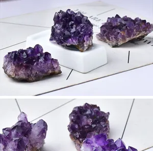 Spécimen de minéral brut de grappe d'améthyste violette naturelle pour décoration d'intérieur.