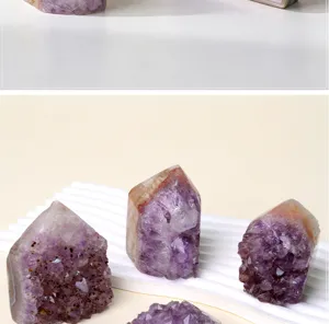 Vue de détail d'un amas de cristaux d'améthyste brute, pilier hexagonal poli déco.