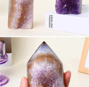 Détail de gros plan de colonne de cluster de cristal d'améthyste polie naturelle, beau quartz.