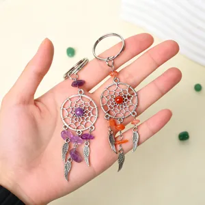 Porte-clés attrape-rêves en cristal naturel avec gland en plume de métal et belles pierres.