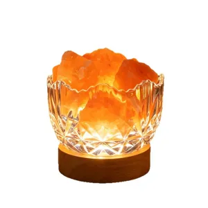 Kristallen aromalamp met houten voet en glazen kom voor sfeervolle slaapkamer verlichting.