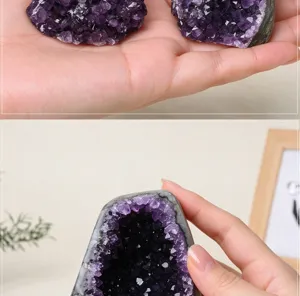 Détail en gros plan d'un amas de cristaux d'améthyste violette naturelle pour la maison.