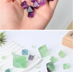 Campione di minerale ottaedro di fluorite verde di cristallo naturale per aromaterapia.
