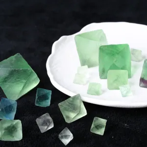 Campione di minerale grezzo di cristallo di octaedro di fluorite verde naturale
