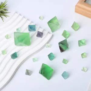 Campione minerale di cristallo di ottaedro di fluorite verde naturale pietra grezza decorazione.