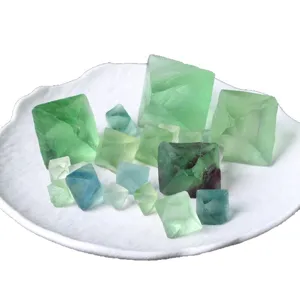 Campione di minerale di cristallo di ottaedro di fluorite verde naturale pietre grezze