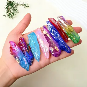 Pointes de cristal de quartz aura coloré pierre brute tenue dans la main décoration