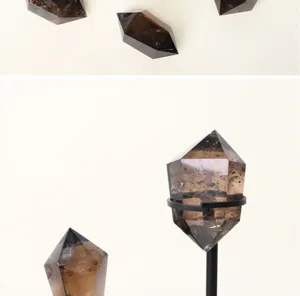 Pointes de cristal de quartz fumé naturel à double terminaison, décor en pierre brute.