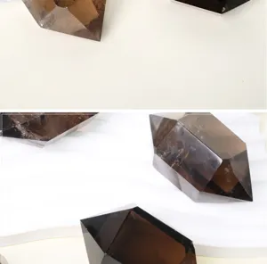 Vue de détail en gros plan de la colonne de cristal de quartz fumé naturel, polie lisse.