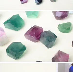 Piedra bruta de cristal de fluorita natural, gema geometrica facetada pulida a mano decorativa.
