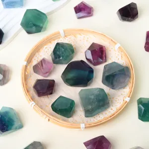 Piedra en bruto de cristal de fluorita natural pulida a mano para decoración del hogar.