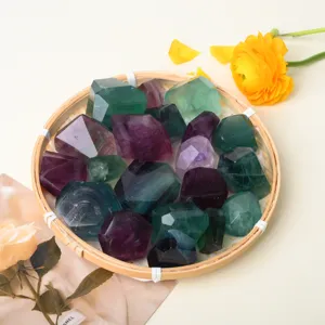 Piedra bruta de fluorita natural, cristal pulido de corte geométrico para decoración.