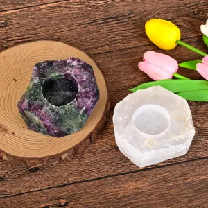 Detailansicht von Naturkristall Kerzenhaltern mit schöner Rohsteintextur und Sechseckform.