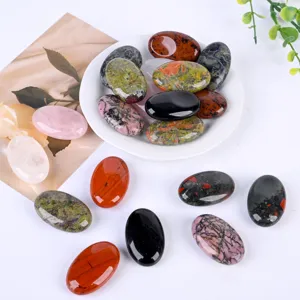 Pierres de paume en cristal naturel polies ovales lisses de guérison pour massage et déco bureau.