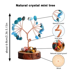 Vue détaillée de l'arbre à argent en cristal naturel fait main avec base en bois.