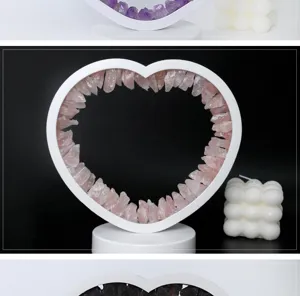 Hartvormige kristallen steen nachtlamp decoratieve ornament met witte voet en rozenkwarts.