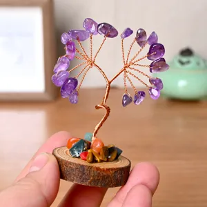Sculpture d'arbre de vie en cristal avec des pierres d'améthyste et base en bois.